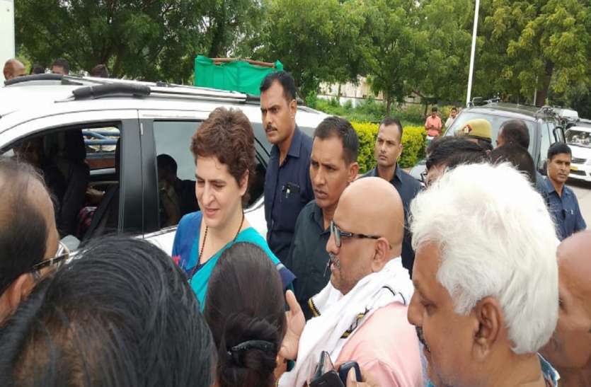 Priyanka Gandhi in varanasi वाराणसी से सोनभद्र रवाना हुईं प्रियंका गांधी, उभ्भा गांव में पीड़ितों से मिलेंगी