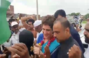 Priyanka Gandhi meet with congress workers in Up Mirzapur मिर्जापुर में कांग्रेस कार्यकर्ताओं से मिलीं प्रियंका गांधी, उभ्भा गांव पहुंचने से पहले किया यह ट्वीट