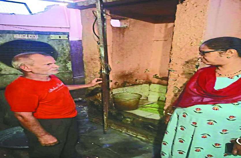 sdm pushpa pusam raid at jodhpur misthan bhandar gwalior जोधपुर मिष्ठान भंडार : शौचालय के बगल में ही बनती मिलीं मिठाइयां, होता था उसी पानी का इस्तेमाल