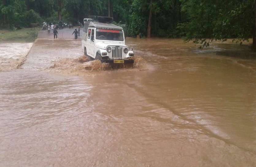 CG News Dhamtari में भारी बारिश का कहर: नदी नाले उफान पर, कई गांव से टूटे संपर्क