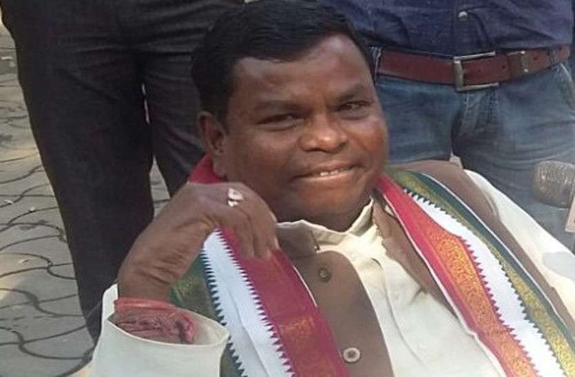 chhattisgarh जेल से निकलते ही प्रबंधक बना शराब तस्कर मंत्री लखमा बोले नेता भी तो जाते है जेल