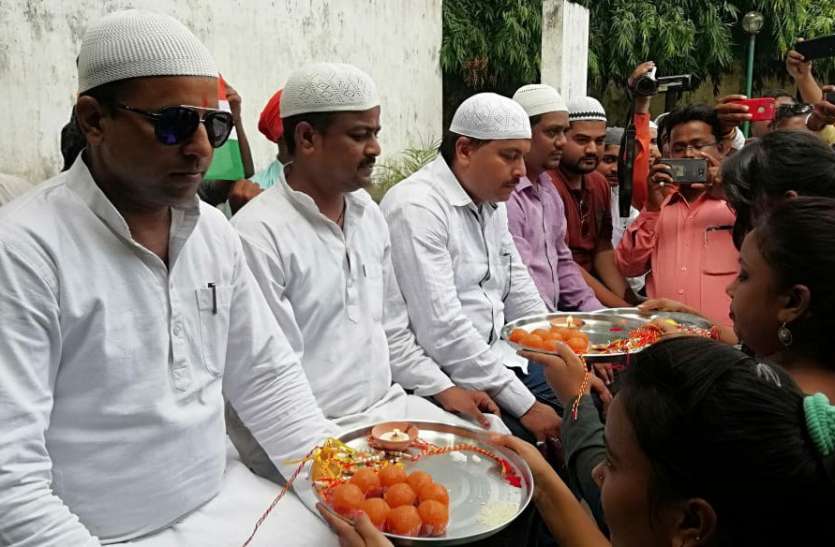 RakshaBandhan रक्षाबंधन पर सीएम सिटी में मुस्लिम युवकों ने पेश की साझा संस्कृति की मिसाल, बहनों को दी यह गिफ्ट