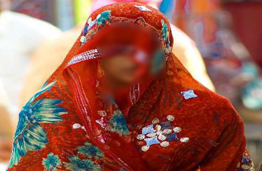 Married Woman Rape चाकू की नोक पर विवाहिता से खेत में बलात्कार, पति गया था काम पर