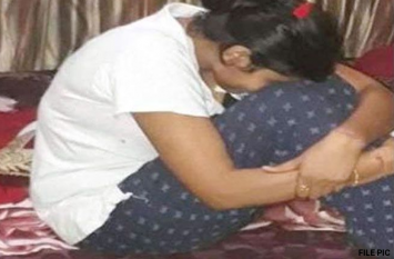 Rajasthan Crime Report : Rape with Minor Girl Child in Dholpur घर की छत पर सो रही बच्ची के साथ युवक ने दिया गंदे काम को अंजाम, परिजनों को लगा पता तो कांप गई 'रूह'