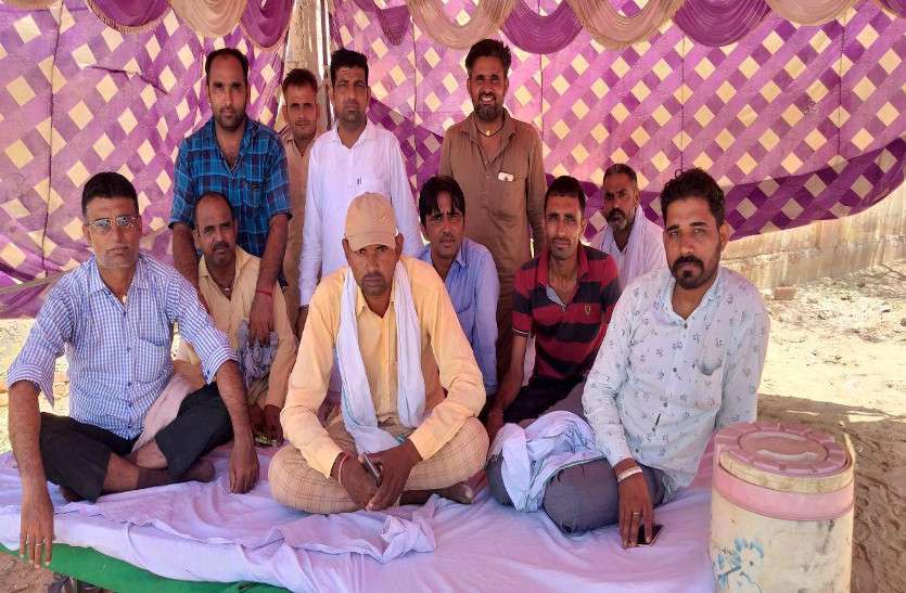 strike संविदा चालकों ने लगाया आगार के बाहर धरना