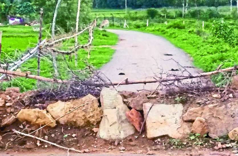 Case of Gudh Tehsil पांच गांवों को जोडऩे वाली पक्की सड़क पर डाल दी मिट्टी, आवागमन बाधित