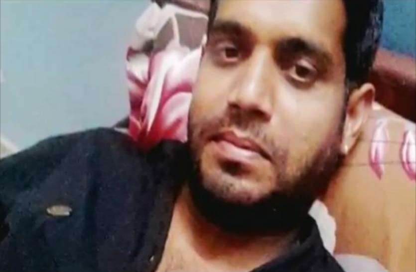 greater noida VIDEO: शराब पी रहे पांच दोस्तों ने नशा चढ़ने के बाद इस वजह से साथी को पीट-पीट कर मार डाला