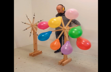 man popping balloons video goes viral खतरनाक तरीके से गुब्बारें को फोड़ते हुए इस शख्स का वीडियो वायरल,देखते ही दांतों तले दबा लेंगे उंगली