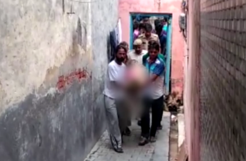 young boy suspected death in hapur घर में ही बेटे मिली बेटे की लाश तो परिवार में मचा कोहराम, जांच में जुटी पुलिस- देखें वीडियो