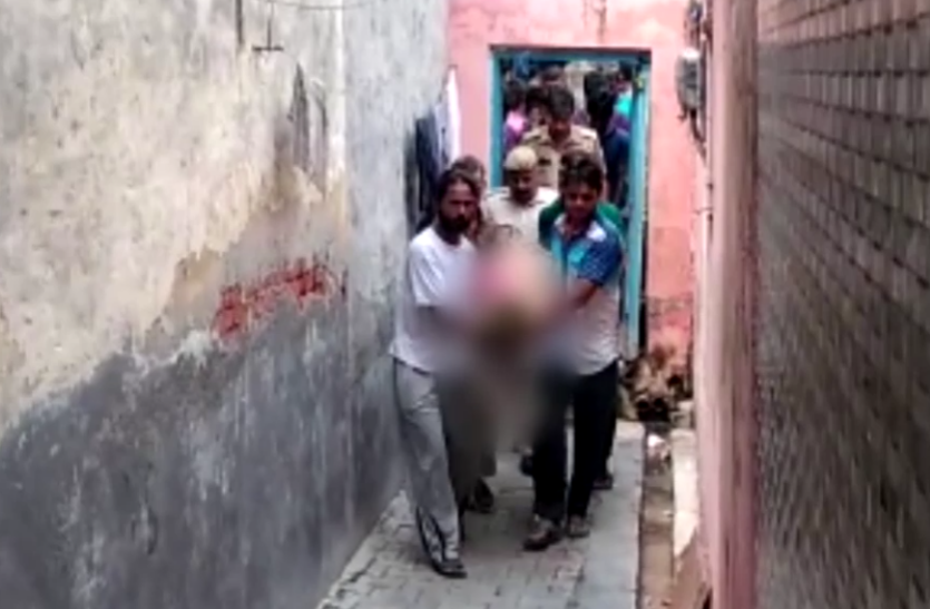 news घर में ही बेटे मिली बेटे की लाश तो परिवार में मचा कोहराम, जांच में जुटी पुलिस- देखें वीडियो