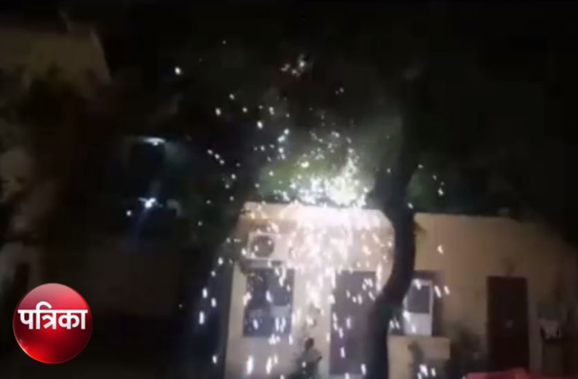 pic VIDEO: नो पावर कट जोन होने के बावजूद घंटों गुल रहती है बिजली, हर दूसरे दिन ट्रांसफार्मरों में होते हैं 'धमाके'