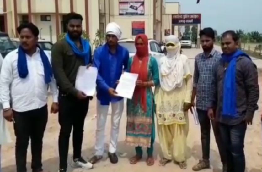 news Video: पानी भरने गई दलित युवती के साथ युवकों ने की छेड़छाड़ तो एसपी के पास पहुंचे भीम आर्मी कार्यकर्ता