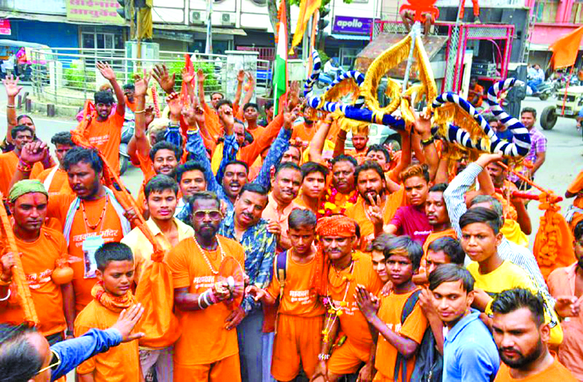 Artists of Jabalpur and Jhansi perform Shiva dance in Kawad Yatra कांवड़-यात्रा में जबलपुर व झांसी के कलाकारों ने किया शिव नृत्य