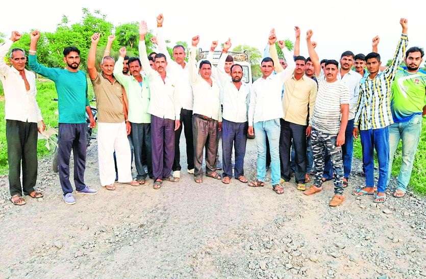 sikar news जिले के इस कस्बे में ग्रामीण उतरे सडक़ पर