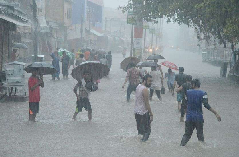 Heavy Rain Alert in Rajasthan : प्रदेश में आगामी तीन दिन तक भारी बारिश का अलर्ट जारी हुआ है। इस दौरान 30 से 40 किमी की रफ्तार से हवाएं भी चल सकती है। मौसम विभाग का अलर्ट, राजस्थान में अगले तीन दिन इन जिलों में होगी भारी बारिश !