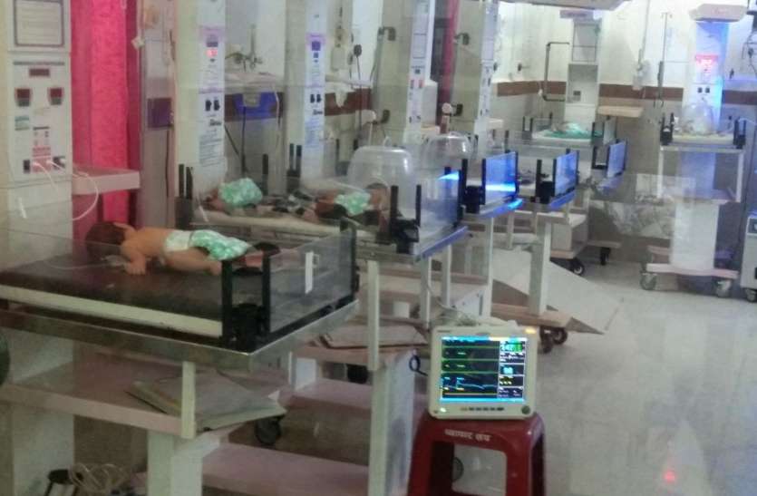 Newborn dying in Singrauli District Hospital वेंटीलेटर पर चल रहा है एसएनसीयू, व्यवस्थाओं की कमी से दम तोड़ रहे नवजात