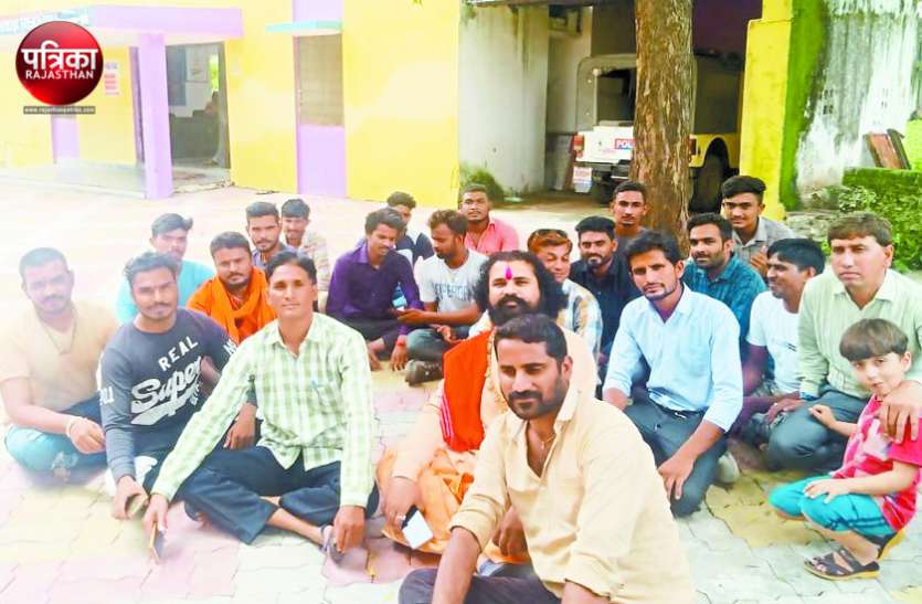 banswara नाबालिग युवक ने सोशल साइट्स पर डाला पाकिस्तान से संबंधित आपत्तिजनक वीडियो, गुस्साए लोगों ने थाने में जताया विरोध