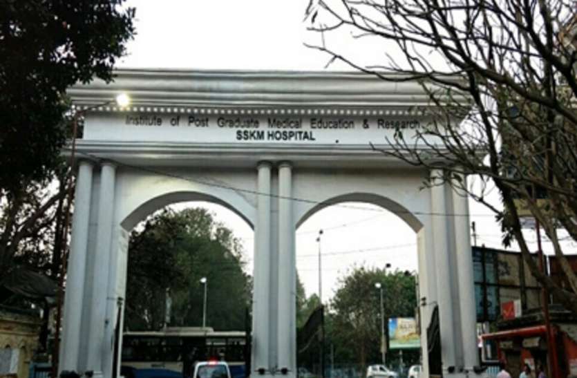 kolkata west bengal एसएसकेएम में मरीज की मौत के बाद डॉक्टर पर हमला