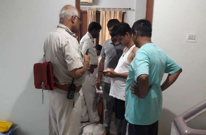Jewelry stolen with millions of cash from businessman's house व्यवसायी के घर से लाखों की नकदी के साथ गहने चोरी
