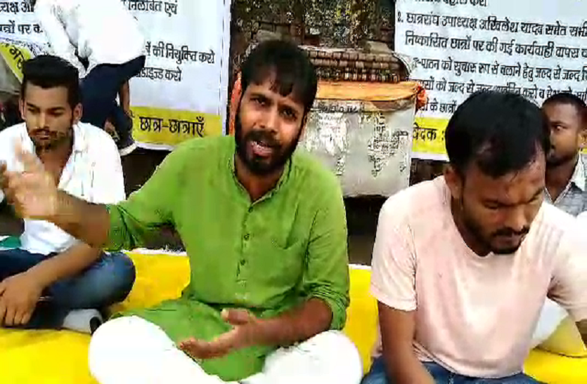 Students Movement #DebateinCollege: इलाहाबाद विश्वविद्यालय प्रशासन के खिलाफ छात्रों का हल्ला बोल