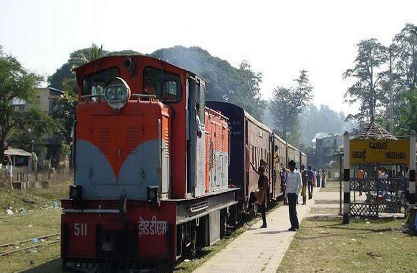 surat photo बिलीमोरा-वघई नेरोगेज ट्रेन बंद होने से आदिवासियों की मुश्किलें बढ़ीं