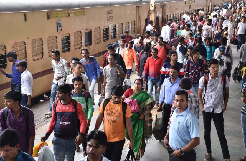 surat photo पश्चिम रेलवे की 25 गाडिय़ां रद्द, यात्री परेशान