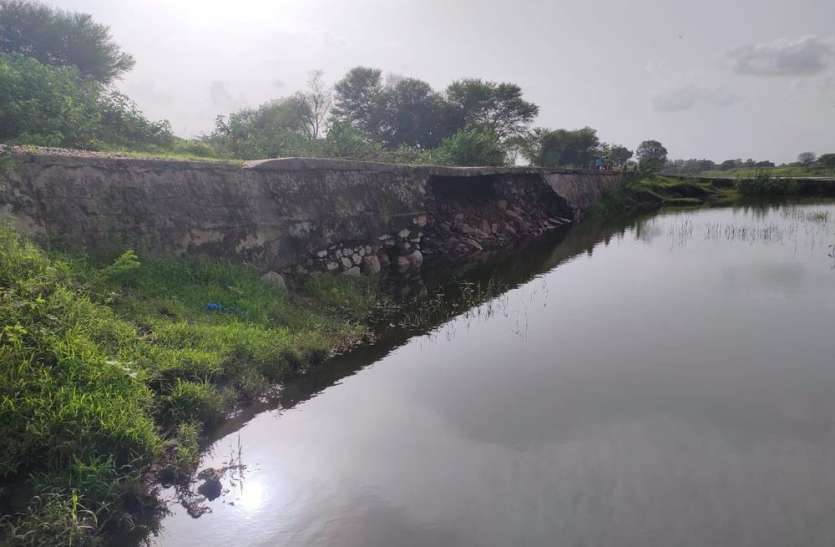 Hole in the sidewall सराड़ी रपट की साइडवॉल में सुराख