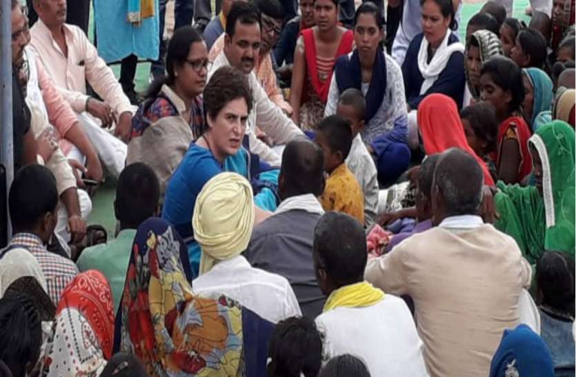 Priyanka Gandhi in Sobbhadra Umbha Village प्रियंका गांधी सोनभद्र के उभ्भा गांव पहुंची, नरसंहार में मारे गये लोगों के परिजनों से कर रहीं मुलाकात