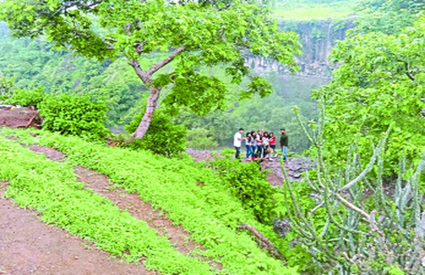 indore पिकनिक स्पॉट्स पर सेल्फी के लिए जोखिम में डाल रहे जान