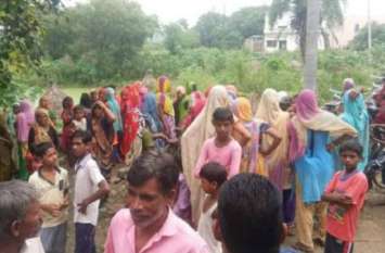 after thrown Remains of animal near temple villagers protest बकरीद के मौके पर मंदिर के पास मिला कुर्बानी का अवशेष