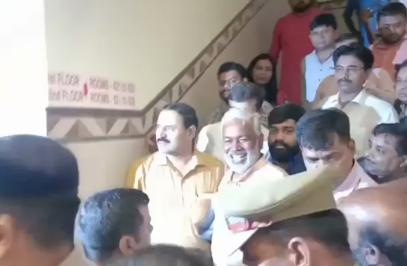 muzaffarnagar Big Breaking- डॉक्टराें ने जोड़ी BJP प्रदेश अध्यक्ष Swatantra Dev Singh की उंगली, जानिए क्या हुआ था उनके साथ