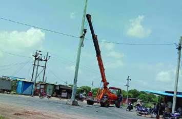administration kept sleeping, contractor took away the led mast and LE कुंभकर्णी नींद लेता रहा प्रशासन, ठेकेदार गांव से ले गया लगी हुई हाइमास्ट और एलईडी लाइट
