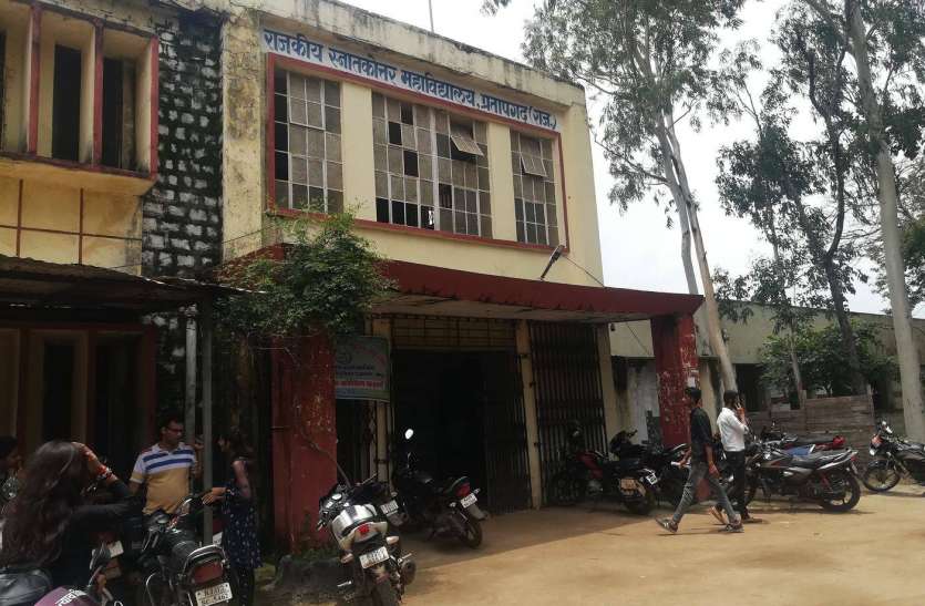 pratapgarh छात्राओं ने राजनीति में कदम बढ़ाए, पर नहीं मिला सहारा