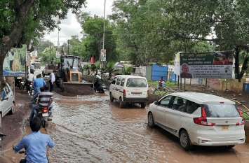 Road was built as pond, then repairing was completed सड़क बना हुआ था तालाब, फिर चली मरम्मत की खानापूर्ति, देखिए वीडियो...