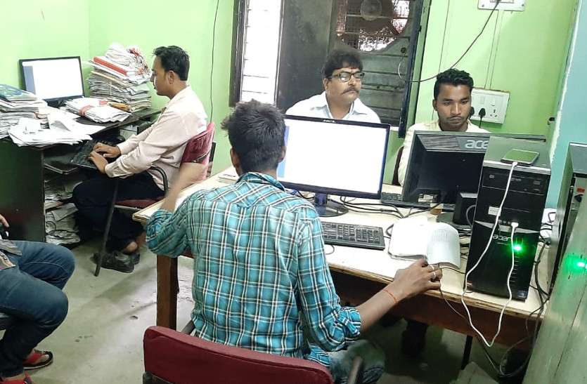 तय समय में एंट्री नहीं हो पाने से नए राशनकार्ड वितरण का बिगड़ेगा शेड्यूल राशनकार्ड नवीनीकरण: छह दिन में 2.18 लाख आवेदनों की करनी होगी ऑनलाइन एंट्री