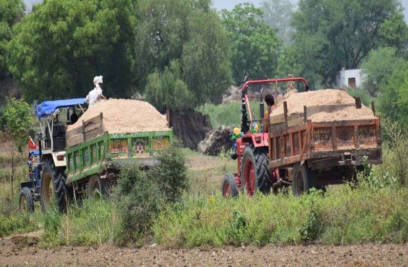 dholpur news dholpur.Illegal gravel laden tractor driver escaped after seeing police पुलिस को देख भाग निकले अवैध बजरी लदे ट्रेक्टर चालक