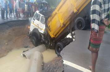 Truck enters broken bridge, driver dies after being buried under cabin टूटी पुलिया में घुसी ट्रक, केबिन के नीचे दबकर चालक की मौत