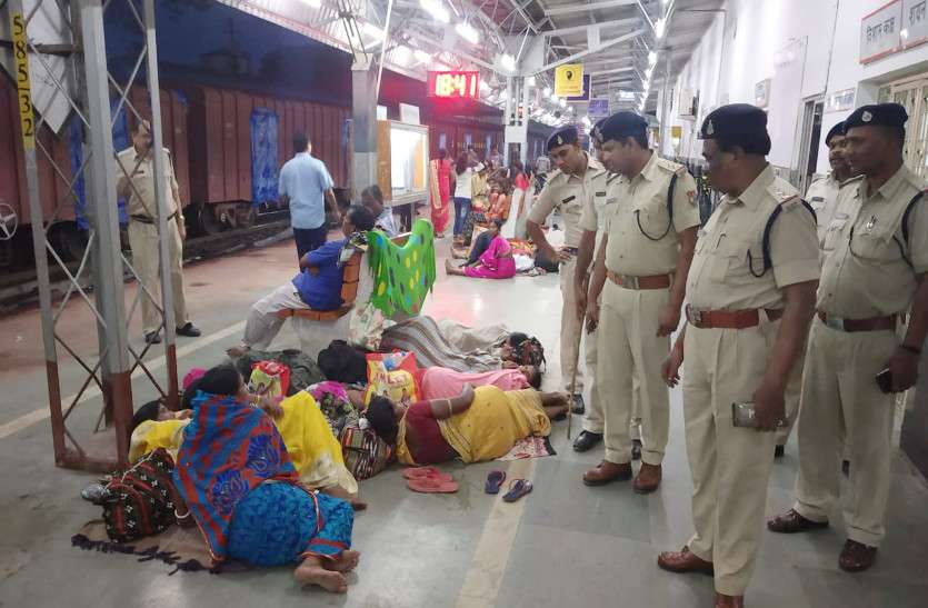 स्वतंत्रता दिवस व रक्षाबंधन त्योहार को देखते हुए जिले में पुलिस पूरी तरह से अलर्ट हो गई है। ताकि त्योहार पर किसी भी प्रकार की अनहोनी न हो। इसके लिए स्टेशन सहित अन्य जगहों पर पुलिस ने जांच अभियान चलाया जा रहा है। 15 अगस्त व रक्षाबंधन त्योहार को देखते हुए जिले कि पुलिस अलर्ट, स्टेशन सहित अन्य जगहों पर पुलिस ने जांच अभियान