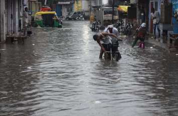 Polls of responsibilities opened by rain .... See photos बारिश ने खोली जिम्मेदारों की पोल.... देखें तस्वीरें