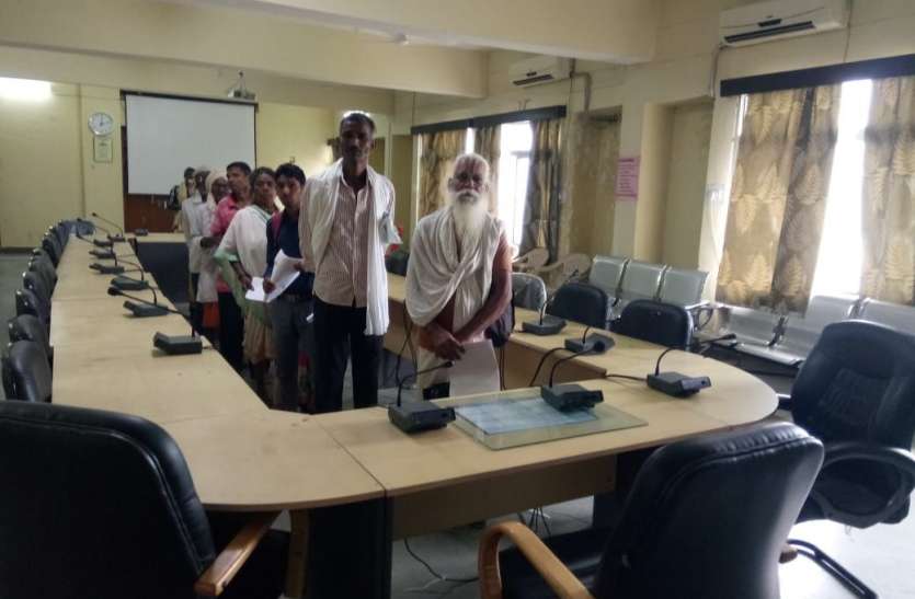 Public hearing started late by one and a half hours, applicants wander डेढ़ घंटे विलम्ब से शुरू हुई जनसुनवाई, अधिकारियों के इंतजार में भटकते रहे आवेदक