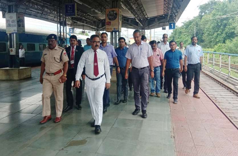 DRM inspected Katni Junction and Mudwara station Video: प्रदेश के इन दो बड़े स्टेशनों से यात्रा करने वाले यात्रियों के लिए खुशखबरी, डीआरएम ने दी ये सौगातें