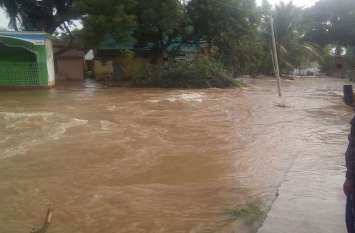 Water entered in Munirabad मुनिराबाद में घुसा पानी