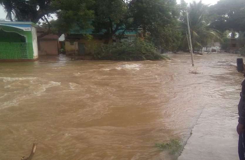 Water entered in Munirabad मुनिराबाद में घुसा पानी
