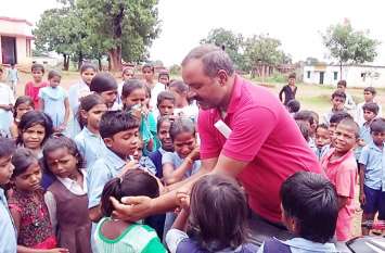 Parents with children cried over teacher transfer in Singrauli शिक्षक के स्थानांतरण पर फूट-फूट कर रोए बच्चे, अभिभावक भी नहीं रोक सके आंसू