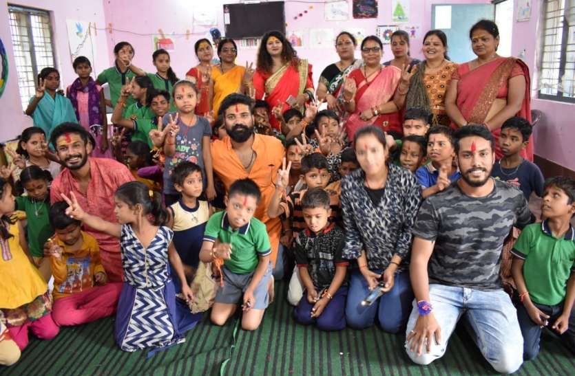 Rakhi tied with sweets and distributed sweets दिव्यांगों को बांधी राखी और बांटी मिठाई