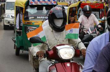 Tricolor everywhere in the city on Independence Day स्वतंत्रता दिवस पर शहर में हर जगह तिरंगे की सामग्री की छटा