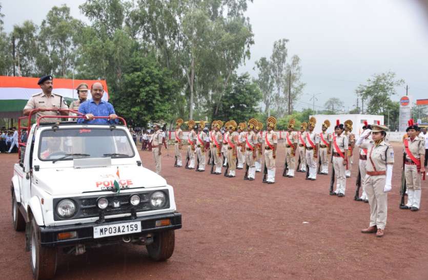 Independence Day 2019: Independence Day final rehearsal in satna पुलिस परेड ग्राउंड में हुई स्वतंत्रता दिवस की फाइनल रिहर्सल, अतिथियों ने इस तरह किया ध्वजारोहण का अभ्यास