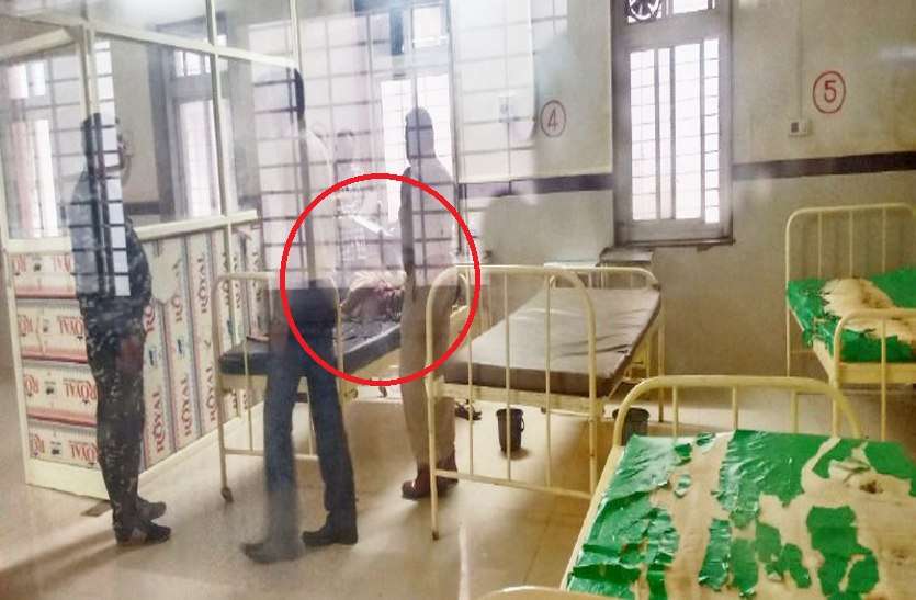 murder of patient in shivpuri civil hospital इलाज कराने पहुंचा था मरीज, कोई गर्दन काट कर चला गया
