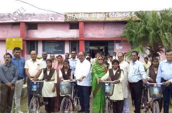 20 students and 13 girls were given bicycles 20 छात्र और 13 छात्राओं को दी गई साइकिल