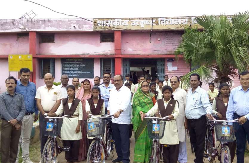 balaghat 20 छात्र और 13 छात्राओं को दी गई साइकिल